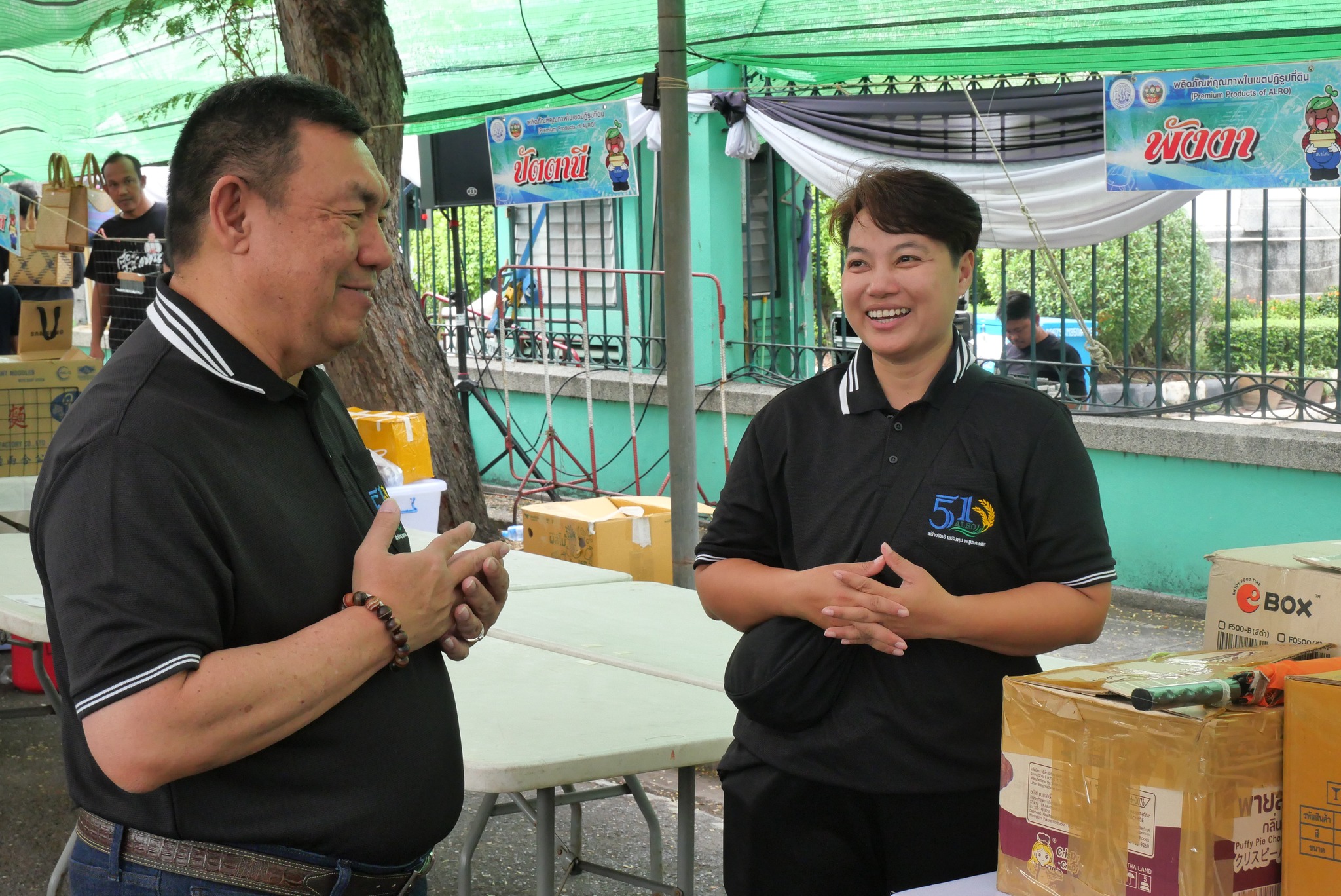 title - เลขาธิการ ส.ป.ก. เยี่ยมทักทายเกษตรกรและซื้อสินค้าในบรรยากาศวันสุดท้ายของการออกร้านขายสินค้า จากเขตปฏิรูปที่ดิน ส่งท้ายงานครบรอบ 51 ปี ส.ป.ก.